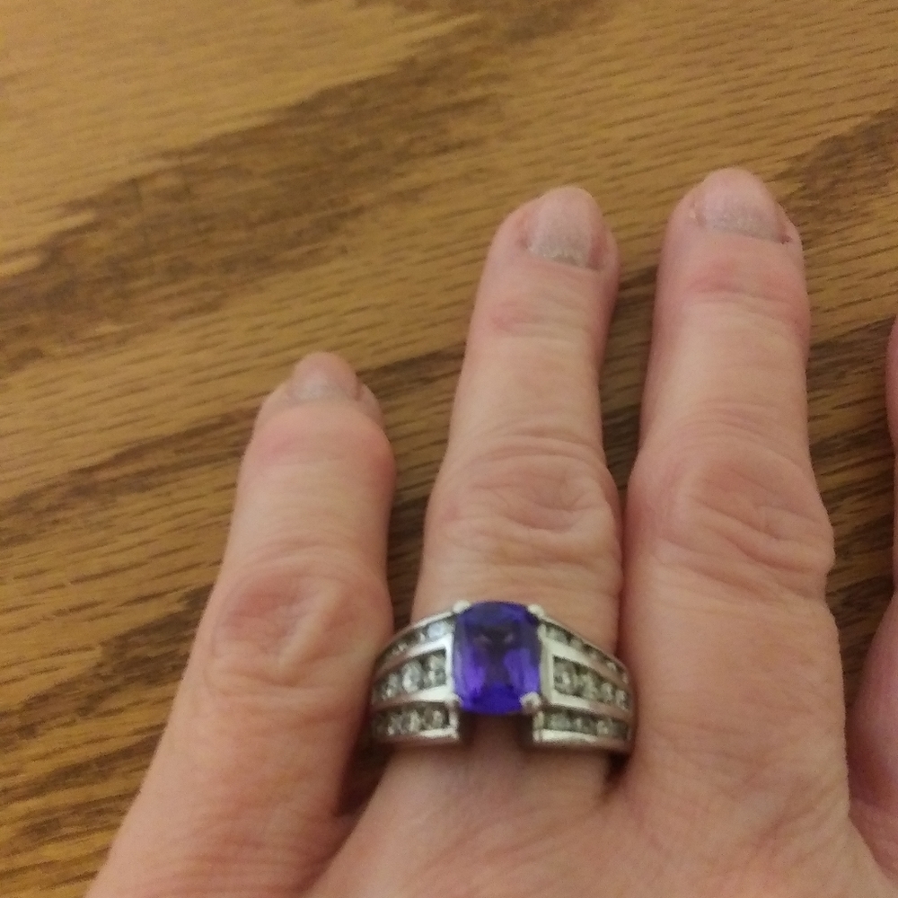 Gorgeous 14k white gold tanzanite and diamond ring